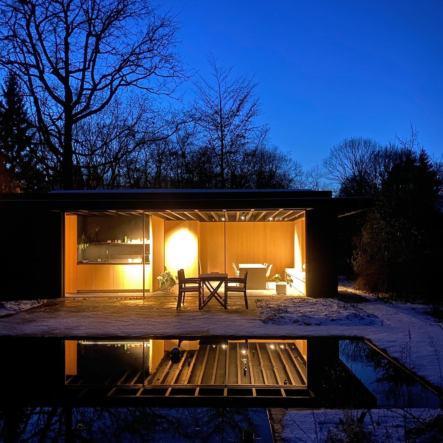 ❄️@ paviljoen LHD

#wintervibes #paviljoen #reflectie #zwemvijver #pavilion #woodconstruction #reflection #swimmingpond #homeoffice #belgianarchitecture #archilovers #archidaily #schoten
#gardenlife #gardendesign 
@florissteyaert 
#lighting @accessori.lighting @supermodular
 #aviewnotawindow @skyframe_global @lvmd.be 
#constructie / #houtbouw @nok_on_wood_slaat_weer_toe @studioRE
#interieur @jacobsinterieur.be