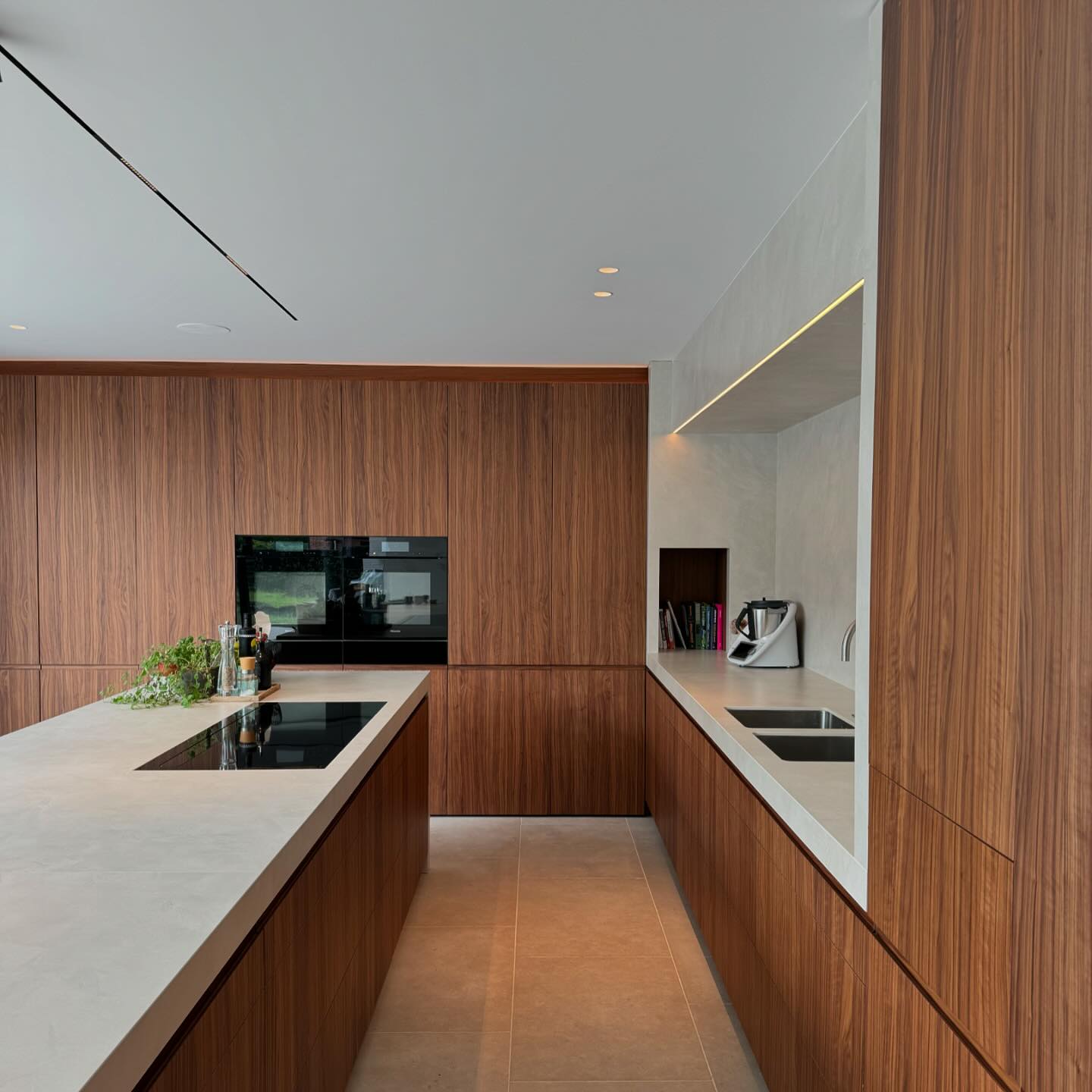 Woning MVL

#oplevering #architectuur
#residentialarchitecture #contemporarydesign #materialisation #belgianarchitecture #archidaily #architecture #hove

#interieur ism @demeestervliegen 
#construction by #studioRE
#lighting by @supermodular